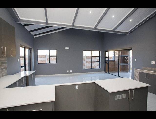 3 BEDROOM TOWNHOUSE FOR SALE IN ISLAND VIEW